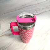 Elegante taza de agua grande con asa Checker
