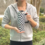 Elegante taza de agua grande con asa Checker