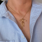 Collar con colgante de lazo estilista