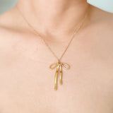 Collar con colgante de lazo estilista