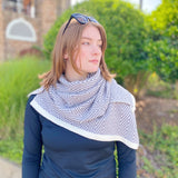 Poncho de lujo junto al río