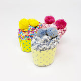 Calcetines con confeti y pompones borrosos