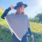 Poncho de lujo junto al río