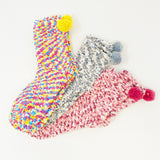 Calcetines con confeti y pompones borrosos
