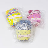 Calcetines con confeti y pompones borrosos