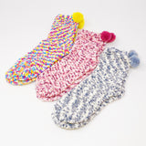 Calcetines con confeti y pompones borrosos