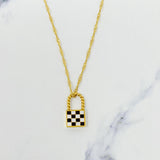 Collar con medallón a cuadros