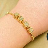 Pulsera con dijes de rodar los dados