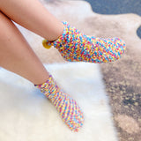 Calcetines con confeti y pompones borrosos
