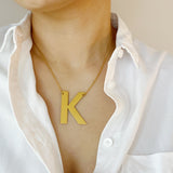 Ellison + Young: Collar con iniciales Boldly You
