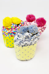 Calcetines con confeti y pompones borrosos
