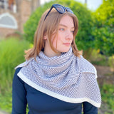 Poncho de lujo junto al río
