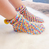 Calcetines con confeti y pompones borrosos