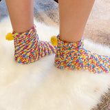 Calcetines con confeti y pompones borrosos