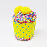 Calcetines con confeti y pompones borrosos