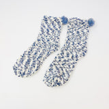Calcetines con confeti y pompones borrosos