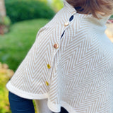 Poncho de lujo junto al río