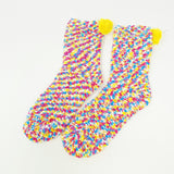 Calcetines con confeti y pompones borrosos
