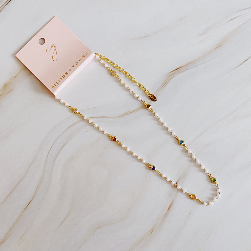 Precioso collar de cadena con perlas y minicorazones