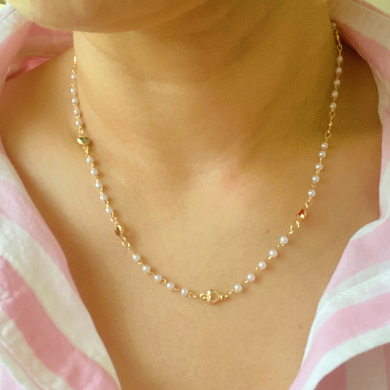 Precioso collar de cadena con perlas y minicorazones
