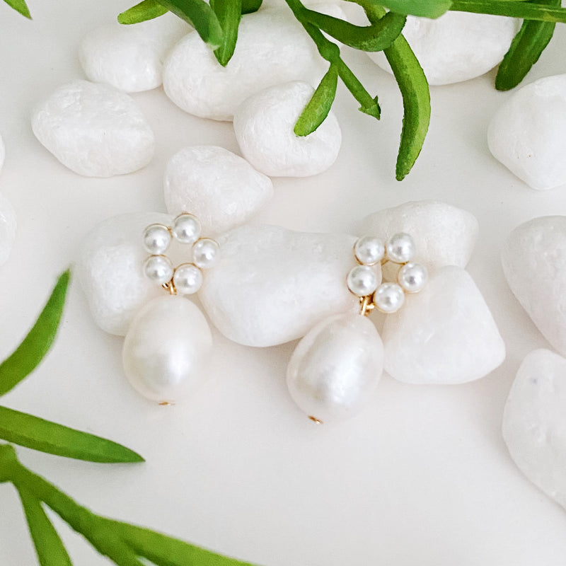 Boucles d'oreilles pendantes en perles d'eau douce en fleurs