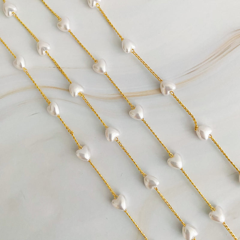 Collier à longue chaîne en forme de cœur et de perles