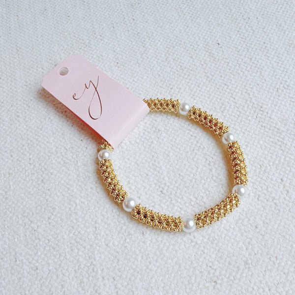 Stretch bracelet with natural pearls and gold accents – classic and comfortable everyday style