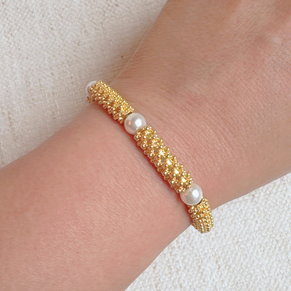 Stretch bracelet with natural pearls and gold accents – classic and comfortable everyday style