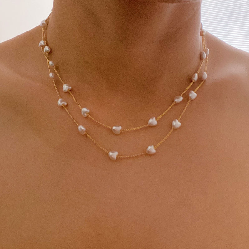 Collier à longue chaîne en forme de cœur et de perles