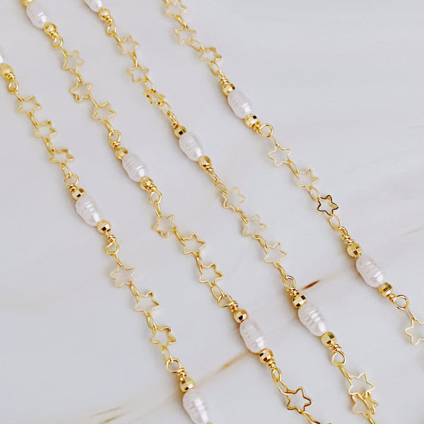 Collier à longue chaîne avec mini perles et mini étoiles