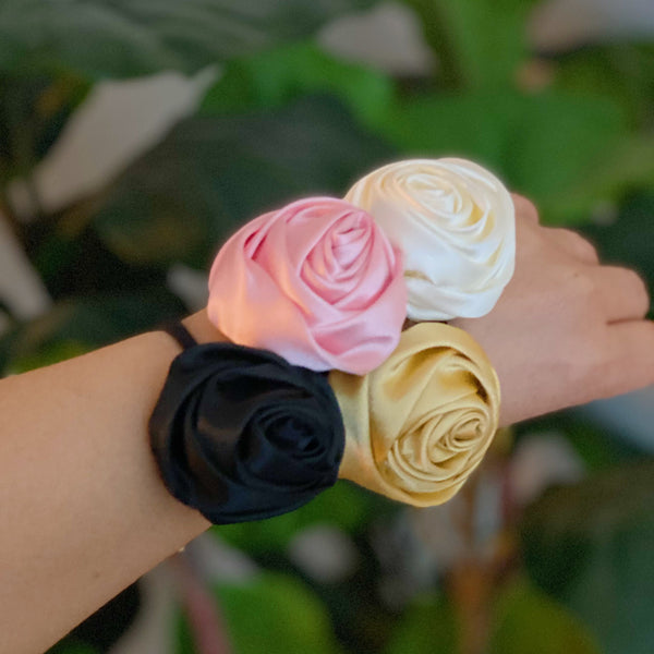 Ensemble d’attaches de cheveux en satin rose cueillies à la main de 4