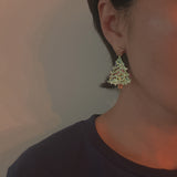 Beaded Christmas tree earrings in green with festive sparkle – bold and playful holiday accessory