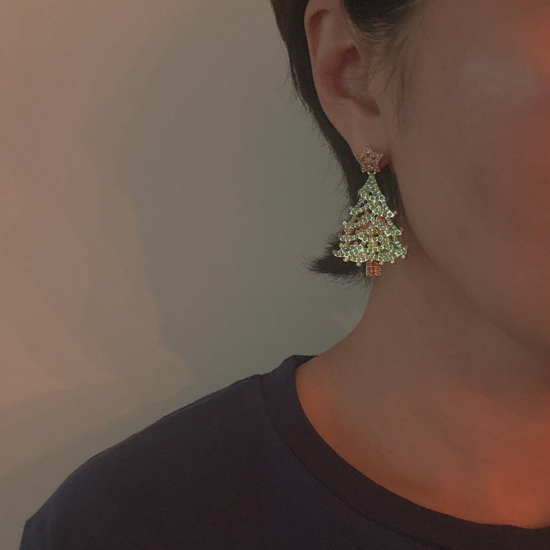 Beaded Christmas tree earrings in green with festive sparkle – bold and playful holiday accessory