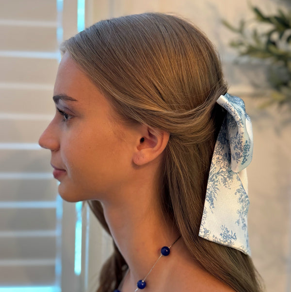 Elegant hair clip featuring a voluminous satin bow layered with soft tulle, offering a romantic and French-inspired accessory for polished hairstyles