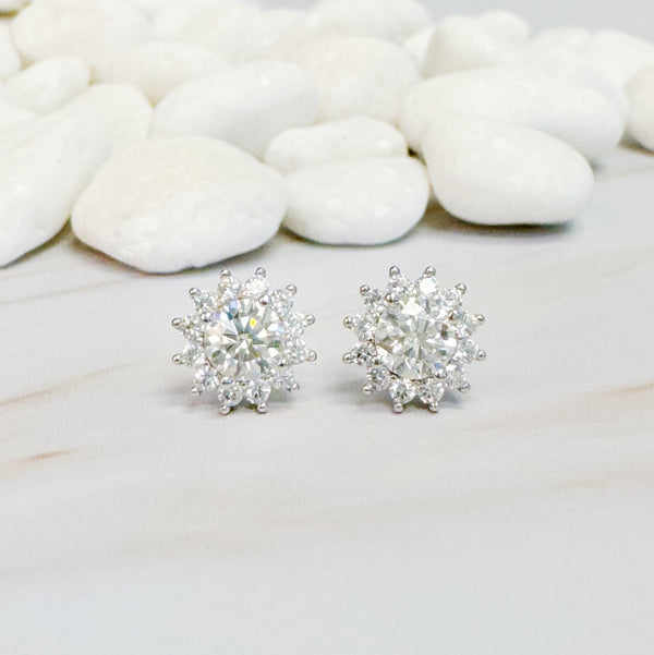 Boucles d'oreilles à tige en moissanite en forme de fleur