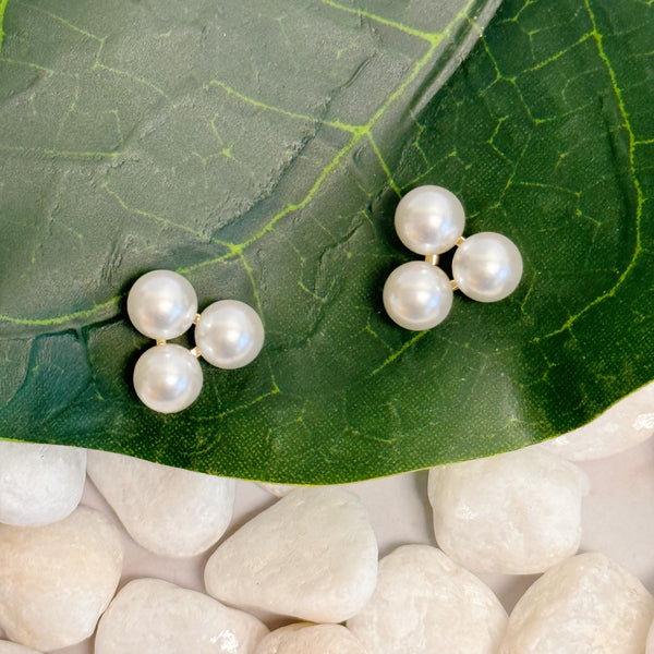 Boucles d'oreilles à tige trio de perles