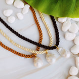 Collar de perlas barrocas con cuerda de satén