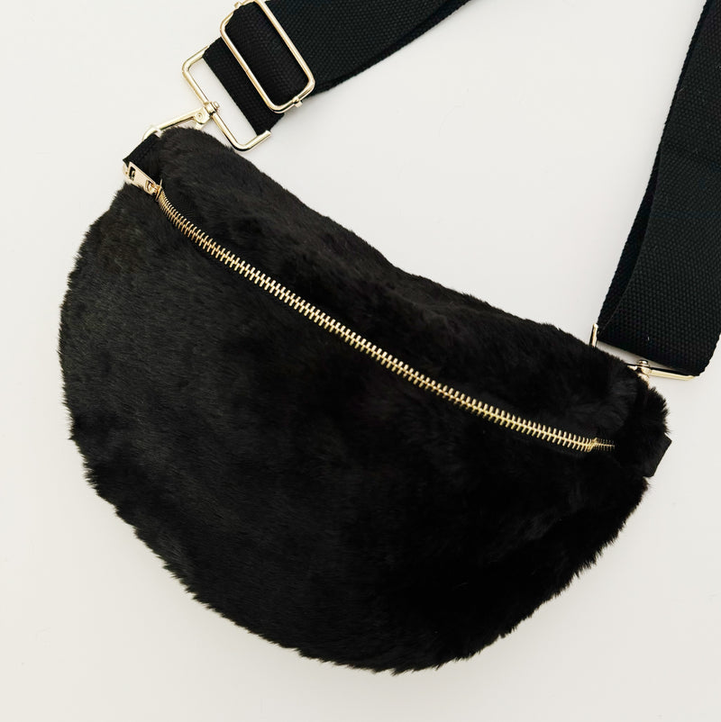 Bolso tipo bandolera con pelo suave y mantequilla