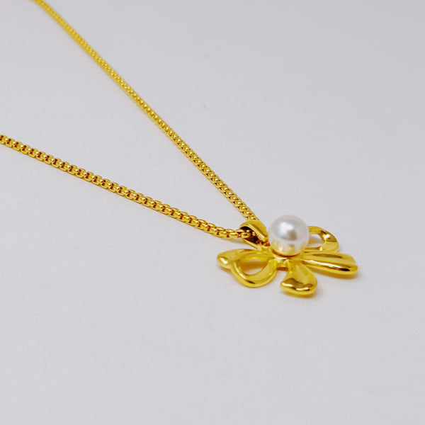 Perfect Bow And Pearl Necklace