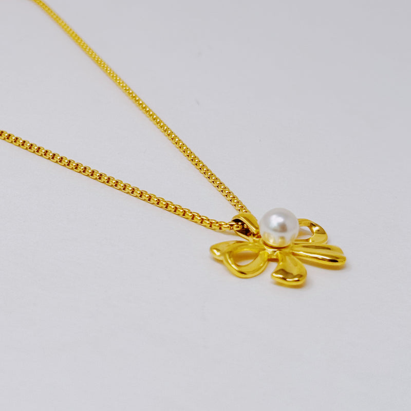 Collier parfait avec nœud et perles.