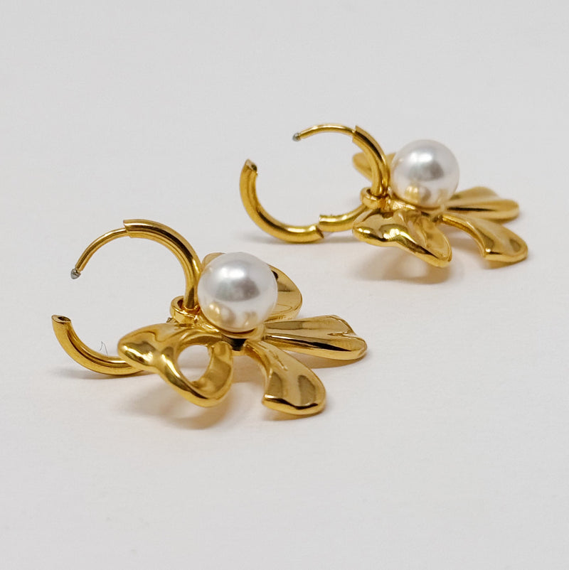 Boucles d'oreilles parfaites avec nœud et perles
