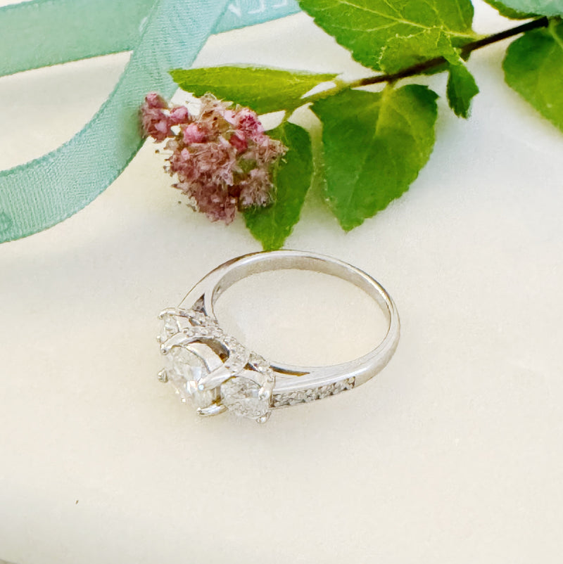 Bague Moissanite à Trois Pierres