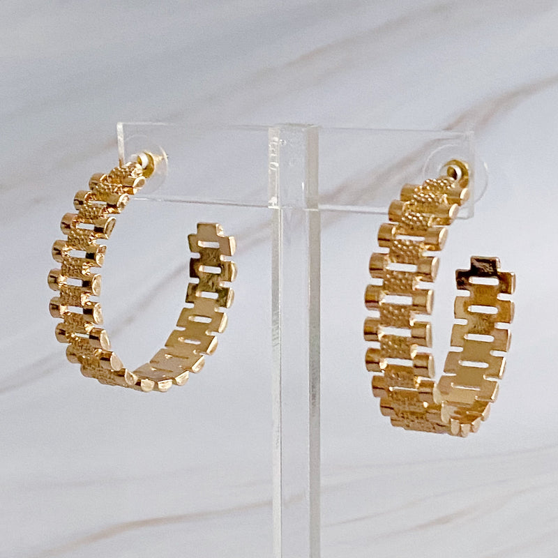 Boucles d'oreilles créoles dorées avec bracelet de montre