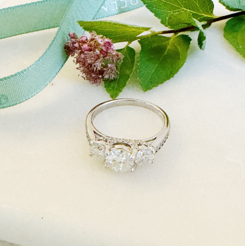 Bague Moissanite à Trois Pierres