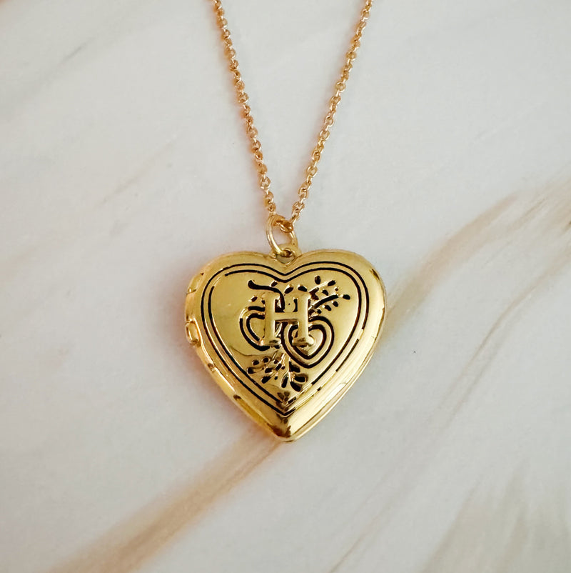 Collier avec médaillon ouvert et initiale en forme de cœur nostalgique