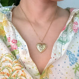 Collier avec médaillon ouvert et initiale en forme de cœur nostalgique