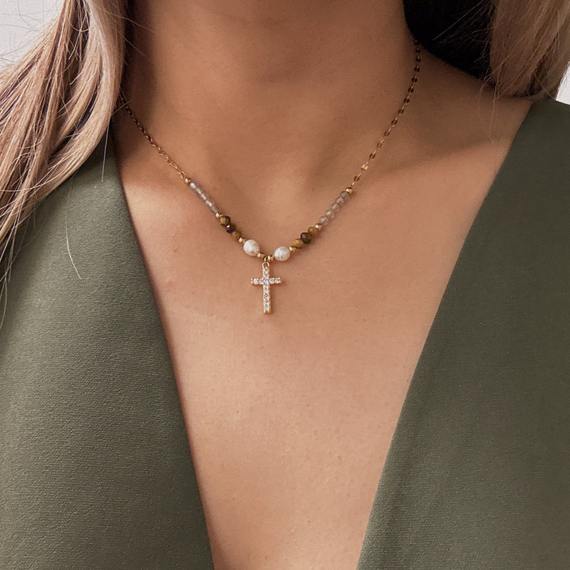 Collier de perles de pierre avec pendentif croix