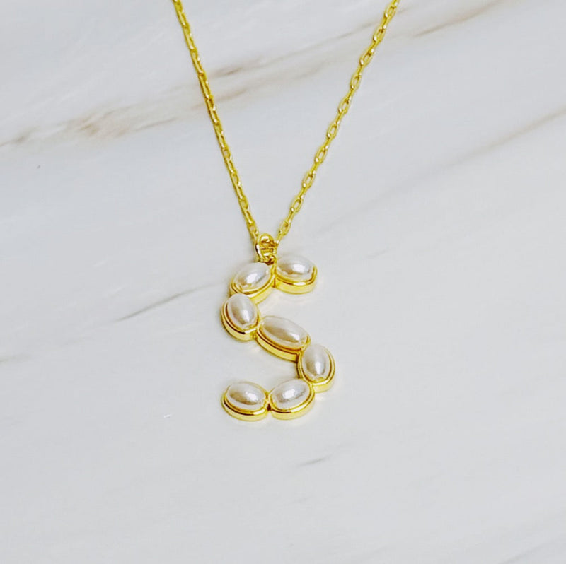 Gold chain necklace featuring an elegant initial pendant inlaid with pearl mosaic accents for a personalized, sophisticated touch.