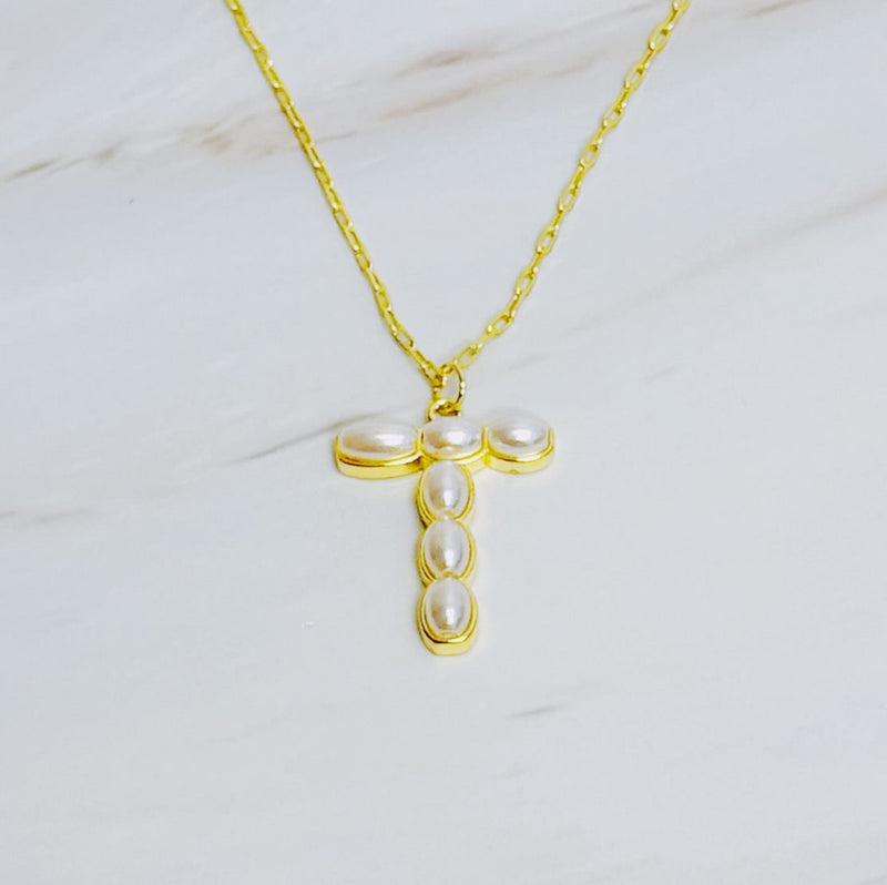 Gold chain necklace featuring an elegant initial pendant inlaid with pearl mosaic accents for a personalized, sophisticated touch.