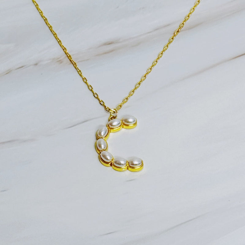 Gold chain necklace featuring an elegant initial pendant inlaid with pearl mosaic accents for a personalized, sophisticated touch.
